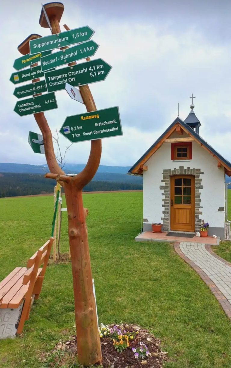Die Kretschamer Wanderkapelle liegt direkt am Kammweg Erzgebirge-Vogtland Die Kretschamer Wanderkapelle liegt direkt am Kammweg Erzgebirge-Vogtland
